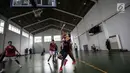 Seorang atlet basket putra berlatih di Gor Istana Kana, Jakarta, Jumat (12/1). Latihan tersebut untuk mempersiapkan diri dalam menghadapi Asian Games 2018. (Liputan6.com/Faizal Fanani)
