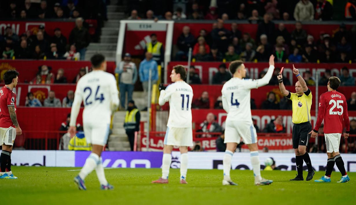 Hasilnya, Lisandro Martinez diganjar kartu merah oleh wasit dan harus meninggalkan lapangan. (AP Photo/Dave Thompson)