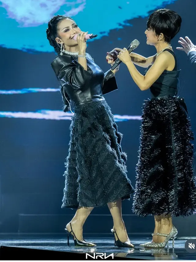 Beda gaya rambut Yuni Shara dan Krisdayanti. [@yunishara36/@krisdayantilemos]