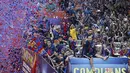 Javier Mascherano bersama pemain Barcelona lainnya merayakan kemenangan tiga gelar Barcelona pada musim ini dengan berpawai keliling kota. (REUTERS/Albert Gea)