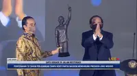 Ketum Partai NasDem, Surya Paloh memberi Presiden Jokowi patung sebagai simbol 10 tahun dukungan Partai NasDem. (Istimewa)