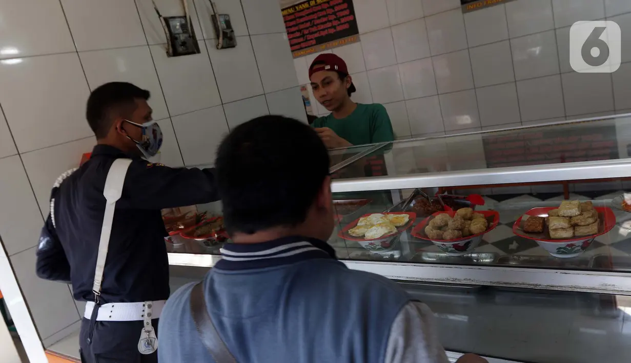 Warga memilih makanan di salah satu warung makan, Jakarta, Senin (26/7/2021). Pemerintah menyesuaikan aturan PPKM Level 4 pada pelaku usaha kuliner dengan mengizinkan menerima pengunjung makan di tempat dengan protokol kesehatan dan waktu makan maksimal 30 menit. (Liputan6.comHelmi Fithriansyah)