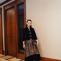 Tampilan glamor Aaliyah kenakan kebaya velvet hitam yang dipadukan rok batik jacquard yang mewah. Semakin elegan dengan aksesori emas di kepalanya. [@aaliyah.massaid].