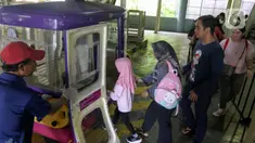Pengunjung antre untuk menikmati fasilitas wahana kereta gantung di Taman Mini Indonesia Indah (TMII), Jakarta, Senin (12/5/2025). (Liputan6.com/Herman Zakharia)