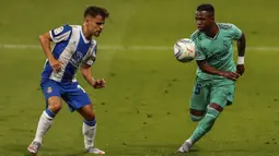 Pemain Real Madrid Vinicius Junior (kanan)berebut bola dengan pemain RCD Espanyol Oscar Melendo pada pertandingan La Liga Spanyol di Stadion Cornella-El Prat, Barcelona, Spanyol, Minggu (28/6/2020). Real Madrid menang 1-0 dan menggeser Barcelona dari puncak klasemen. (AP Photo/Joan Monfort)