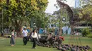 Pengunjung mengamati karya dalam pameran seni rupa kontemporer luar ruang Jakarta Provoke! di Taman Menteng, Jakarta Pusat, Jumat (17/7/2026). Pameran gratis yang berlangsung hingga 26 Juli 2026 ini menghadirkan 25 karya dari 25 seniman dan kolektif tentang dinamika kehidupan Jakarta. (KLY/Budy Santoso)