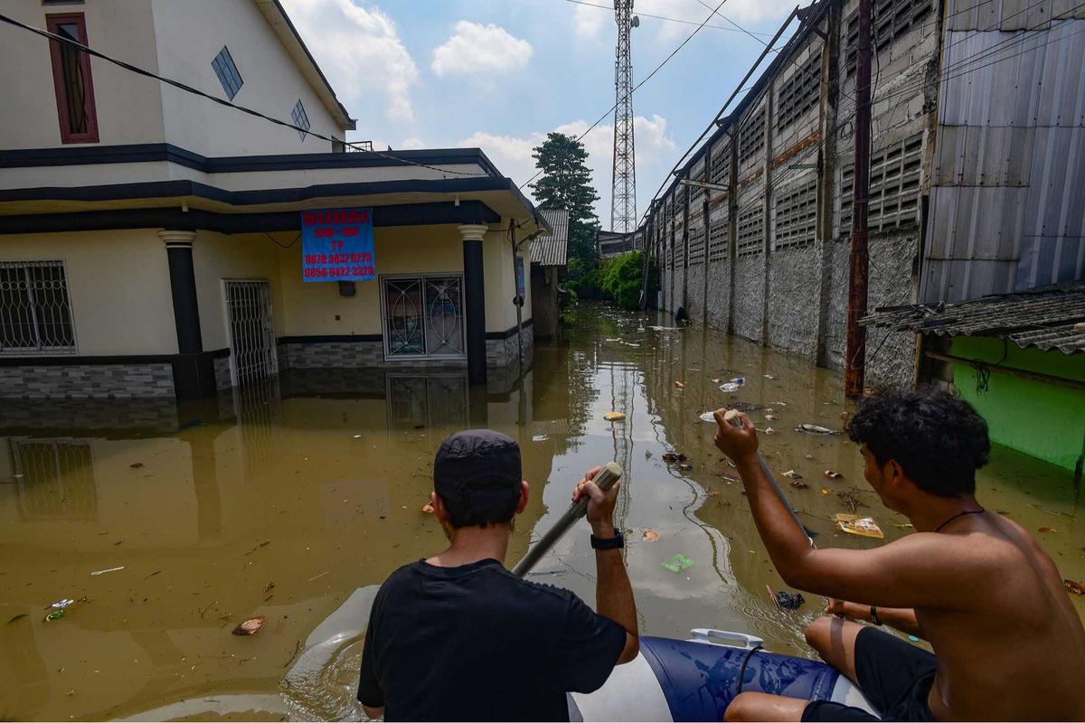 FOTO: Banjir Luapan Kali Angke, Pemuda Tangerang Bahu-Membahu Evakuasi Warga