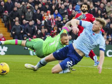 Pemain Liverpool, Mohamed Salah, mencetak gol ke gawang Brentford pada laga pekan ke-12 Liga Inggris 2023/2024 di Stadion Anfield, Minggu (12/11/2023). Liverpool menang dengan skor 3-0. (AP Photo/Jon Super)