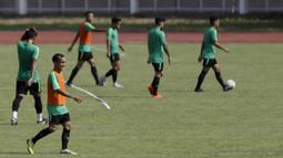 Pemain Timnas Indonesia, Riko Simanjuntak, tampak tersenyum saat latihan di Stadion Madya Senayan, Jakarta, Selasa (22/11). Latihan ini persiapan jelang laga Piala AFF 2018 menghadapi Filipina. (Bola.com/Yoppy Renato)