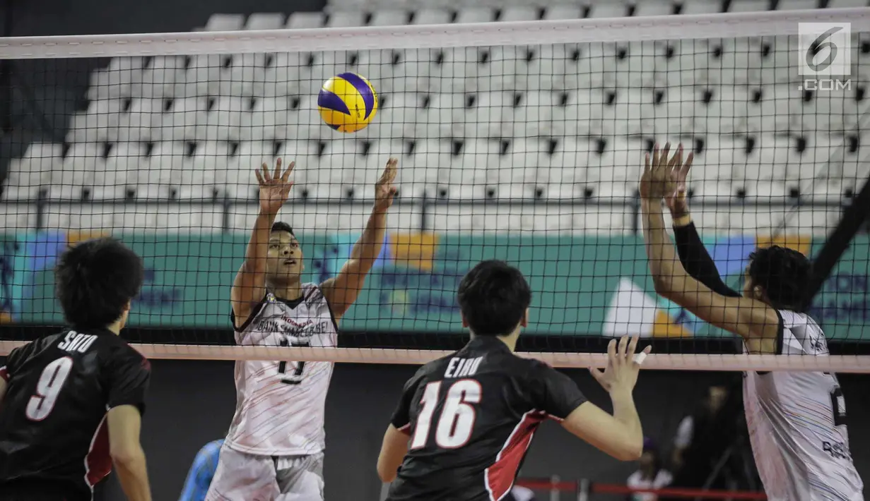 Pemain Indonesia Aji Maulana membalikan bola dari lawan tim bola voli Jepang di kualifikasi bola voli 18th Asian Games Invitation Tournament di Tennis Indoor Senayan, Jakarta, Senin (12/2). Indonesia menang dengan skor 3-2. (Liputan6.com/Faizal Fanani)