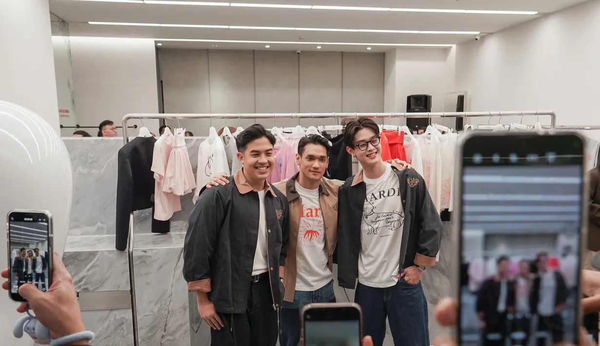 Tentunya keseruan yang penuh gaya ini menampilkan koleksi dari Mardi Mercredi.