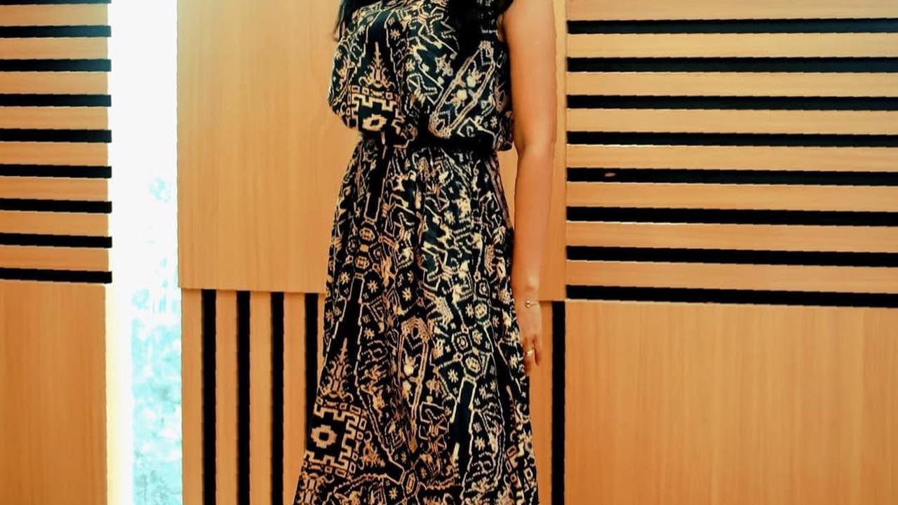 Model Batik Casual Hingga Resmi Ala Happy Salma, Bikin Tampilan Simple Tapi Memukau