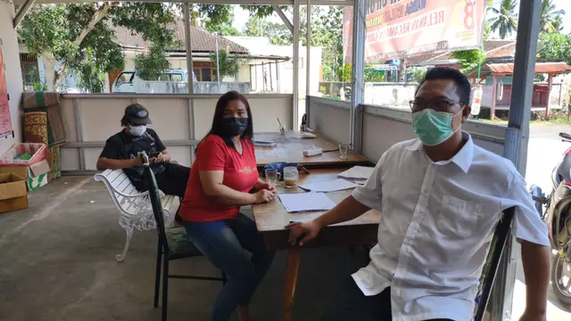 Camat Giritontro, Fredy Sasono (baju putih)
