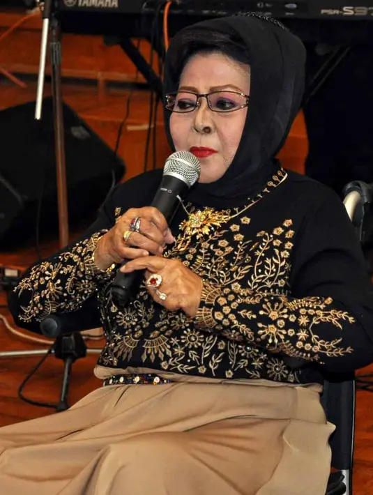 "Hampir 9 bulan ndak turun dari tempat tidur dan kalau dahar (makan) asupannya itu cuma sedikit. Cuma air sama susu," lanjutnya. (Adrian Putra/Bintang.com)