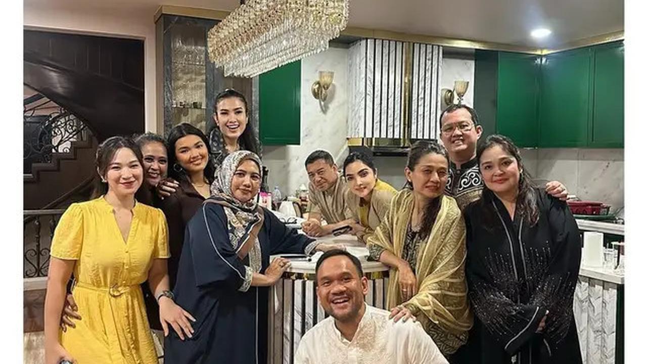 6 Potret Kehangatan Liza Natalia dan Ashanty di Acara Bukber Keluarga Besar
