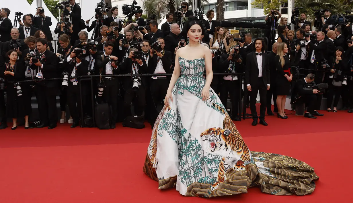 <p>Fan menata rambutnya dengan bagian tengah dan melakukan updo bergaya chignon di bagian belakang untuk efek pin-up yang elegan. (Photo by Joel C Ryan/Invision/AP)</p>