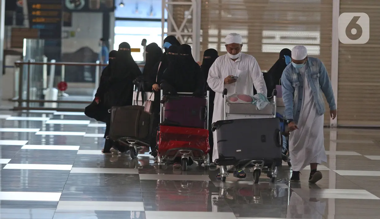Calon penumpang bersiap melakukan lapor diri sebelum penerbangan di Terminal 3 Bandara Soekarno Hatta, Banten, Kamis (7/5/2020). Kementerian Perhubungan hanya mengizinkan penumpang bersyarat dengan wajib menyertakan surat keterangan Negatif COVID-19 dari rumah sakit. (Liputan6.com/Herman Zakharia)