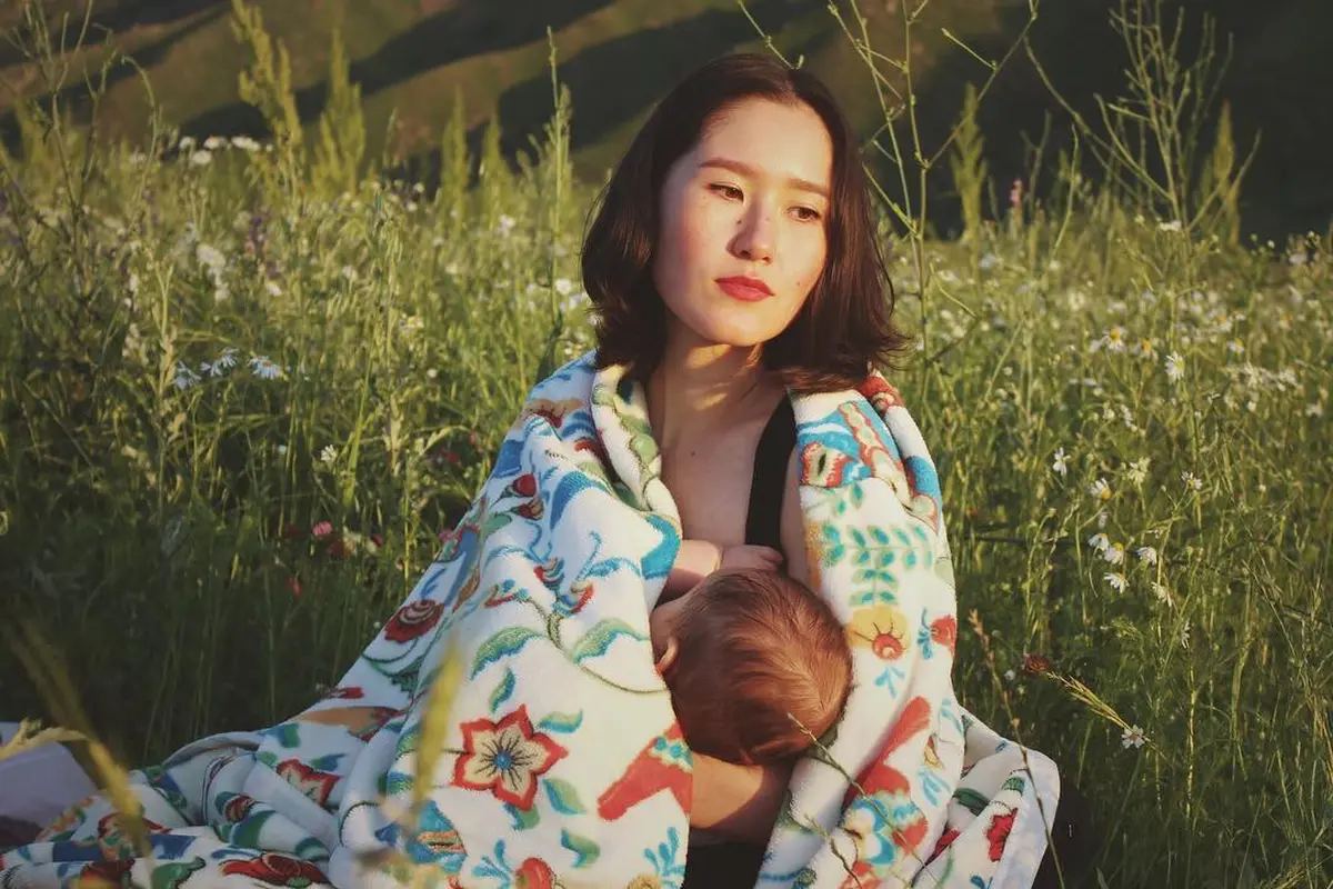 [Bintang] Unggah Foto Menyusui, Putri Presiden Kyrgyztan Dianggap Vulgar