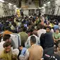 Orang-orang Afghanistan duduk di dalam pesawat militer AS untuk meninggalkan Afghanistan, di bandara militer di Kabul, Kamis (19/8/2021). Ribuan orang berlomba-lomba melarikan diri dari Afghanistan setelah pasukan Taliban berhasil merebut pemerintahan negara itu. (Shakib RAHMANI/AFP)
