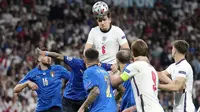 Bek Timnas Inggris,  Harry Maguire, menyundul bola saat melawan Italia pada laga final Euro 2020 di Stadion Wembley, London hari Senin (12/07/2021). (Foto: AP/(Frank Augstein,Pool)