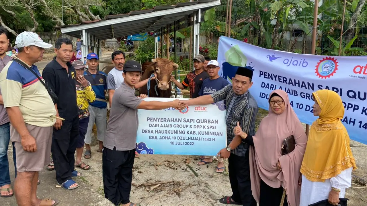 Ajaib Group bekerja sama dengan Dewan Pimpinan Pusat Konfederasi Serikat Pekerja Seluruh Indonesia (DPP KSPSI) menyerahkan hewan kurban
