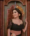 Kali ini, Syandria menjelma jadi gadis Bali mengenakan kebaya Bali warna hitam yang dilengkapi hiasan kepala. [Instagram/syandria]