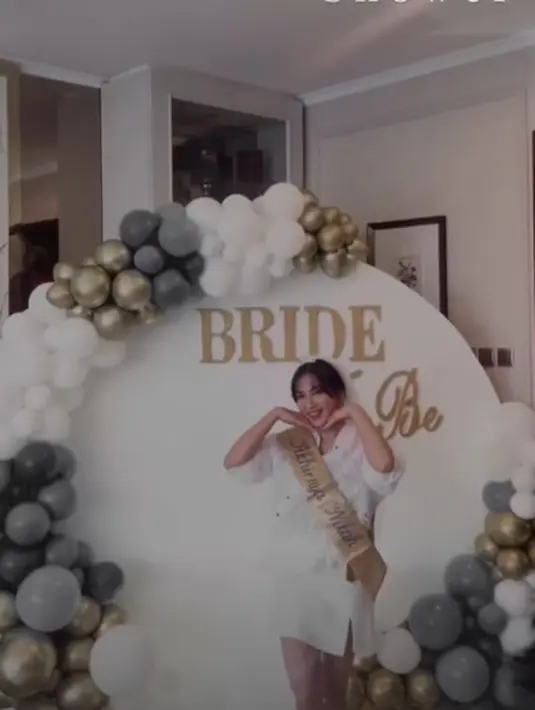 Sementara Jessica Mila tampil kontras dalam kemeja dan rok putih [@furrycitra]