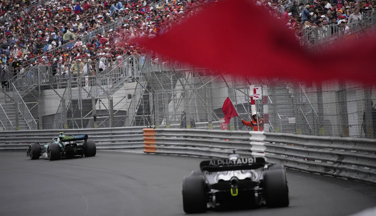 Bendera Merah berkibar usai pembalap Tim Haas, Mick Schumacher mengalami kecelakaan saat Formula 1 GP Monako yang berlangsung di Circuit de Monaco, Minggu, 29 Mei 2022. (AP/Pool/Christian Bruna)
