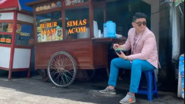 Chef Arnold Tampil Rapi Makan Bubur Ayam Pinggir Jalan, Kursinya Bikin Salfok