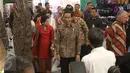 Presiden Jokowi didampingi ibu negara Iriana saat menghadiri pameran Inacraft 2017 di JCC, Senayan, Jakarta, Rabu (26/4). (Liputan6.com/Angga Yuniar)