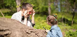 kondisi kurangnya paparan terhadap alam ini dikenal dengan istilah nature deficit disorder (NDD). Meski bukan diagnosis medis resmi, konsep ini menjelaskan bagaimana minimnya waktu di alam dapat memengaruhi kesehatan mental dan fisik, terutama pada anak-anak. (foto/dok: freepik)