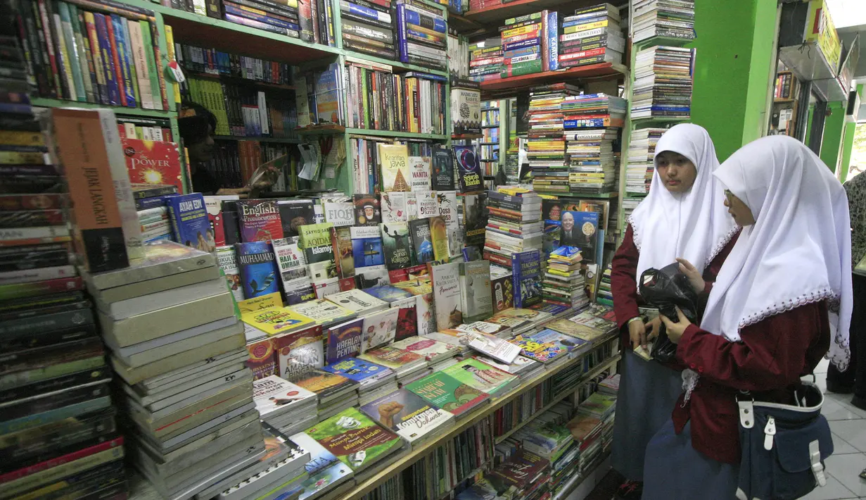 Dua orang siswa melihat buku yang dijajakan di kawasan Taman Pintar Yogyakarta, Selasa (3/11/2015). Selain banyak pilihan, toko buku di Taman Pintar terkenal dengan harga yang murah. (Boy Harjanto)