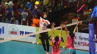 Aksi Megawati Hangestri Pertiwi saat membela Jakarta BIN menghadapi Petrokimia Gresik pada lanjutan&nbsp;PLN Mobile Proliga 2024, Jumat (17/5/2024) sore WIB. (Bola.com/Aditya Wany)