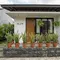 7 Ide Teras Rumah dengan Batu Andesit dan Lidah Mertua yang Tahan Cuaca dan Mudah Dirawat