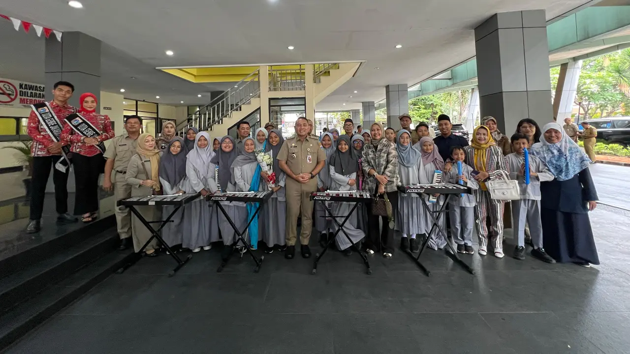 Walikota Admnitrasi Jakarta Pusat Arifin disambut oleh alunan drumband yang dimaikan siswa-siswi SD LPI At Taufiq (Istimewa)