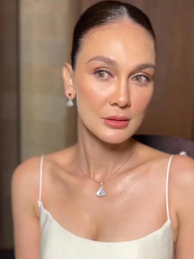 Resmi Jadi Istri Maxime Bouttier, Luna Maya Tampil Flawless dengan Riasan Fresh Coral di Momen Resepsi Pernikahan