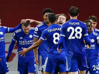 Para pemain Leicester City merayakan gol yang dicetak oleh  Jamie Vardy ke gawang Arsenal pada laga Liga Inggris di Stadion Emirates, Minggu (25/10/2020). Arsenal tumbang dengan skor 0-1. (Will Oliver/Pool via AP)