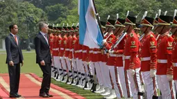 Presiden Joko Widodo bersama Presiden Argentina Mauricio Macri memeriksa pasukan kehormatan dalam upacara penyambutan kenegaraan di Istana Bogor, Rabu (26/6/2019). Keduanya dijadwalkan melangsungkan pertemuan empat mata, pertemuan bilateral serta melakukan pernyataan pers bersama (AP/Achmad Ibrahim)