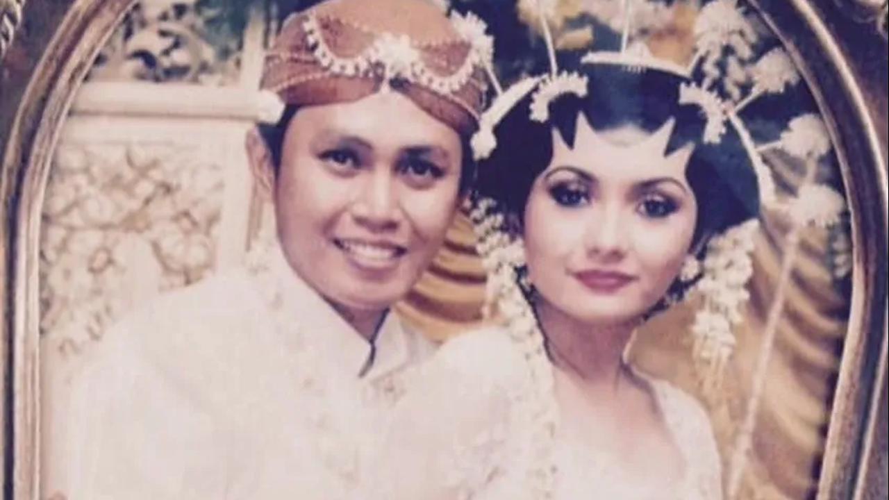 Sejumlah rekan artis menyampaikan selamat di momen anniversary pernikahan Eko Patrio dan Viona.<br>