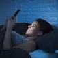 Ilustrasi main ponsel sebelum tidur (iStock)