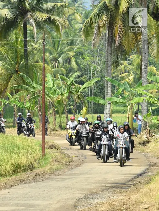 Suasana saat Presiden Joko Widodo atau Jokowi mengendarai motor Chopper untuk blusukan di Sukabumi, Jawa Barat, Minggu (8/4). Blusukan ini untuk mengecek program padat karya tunai. (Liputan6.com/Pool/Biro Pers Setpres)