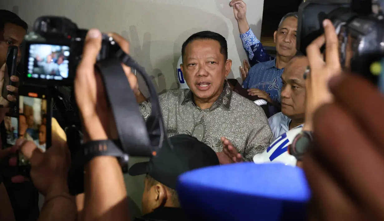 Mantan Jaksa Agung Muda Bidang Tindak Pidana Khusus (Jampidsus) Febrie Adriansyah, saat dibawa ke mobil tahanan untuk  ditahan di rutan KPK di  Gedung Kejagung, Jakarta, Jumat (24/07/2026). (KLY/ Arie Basuki)