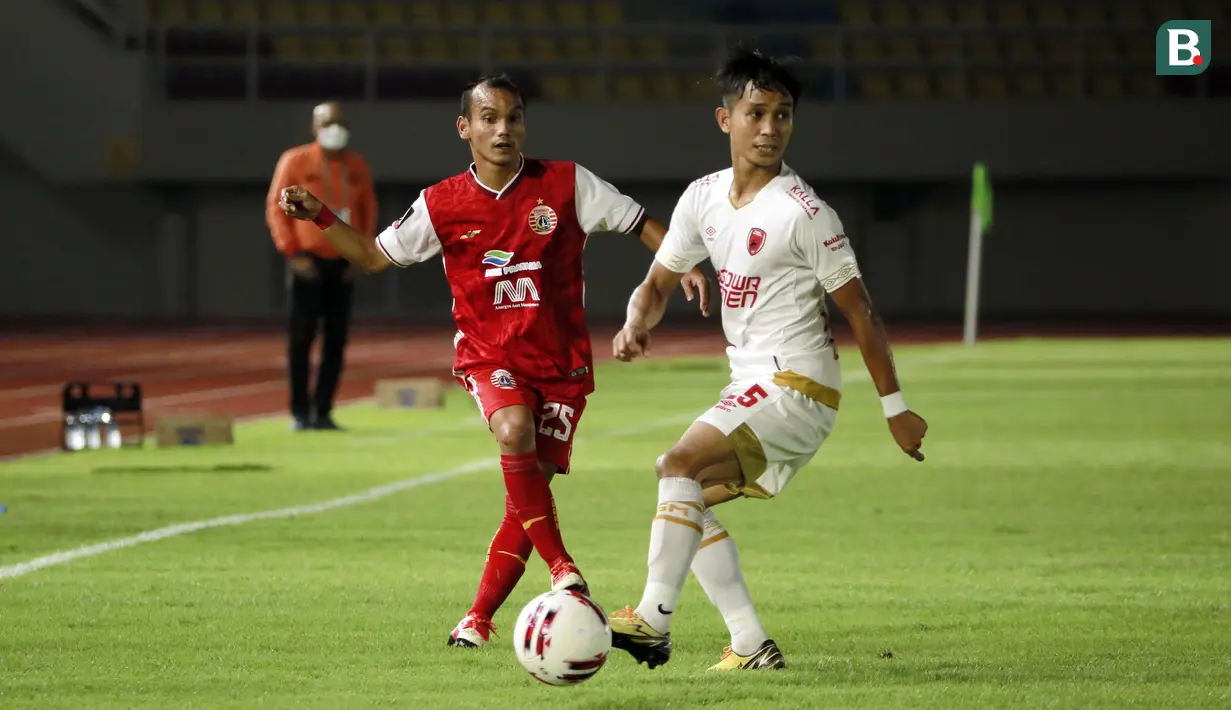 Sudah bukan rahasia lagi Riko Simanjuntak adalah penyerang sayap andal Persija Jakarta yang punya kecepatan dalam menggiring bola. Meski tidak tampil sebagai starter, dia selalu tampil prima di babak kedua dengan kemampuannya. (Foto: Bola.com/Ikhwan Yanuar)