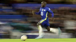 Gelandang Chelsea, N'Golo Kante membawa bola saat bertanding melawan Lille pada pertandingan leg pertama Liga Champions di Stamford Bridge, London, Rabu (23/2/2022). Chelsea menang atas Lille 2-0. (AP Photo/Ian Walton)