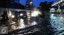 Buruknya drainase di sejumlah kawasan ibu kota sering kali menyebabkan genangan air setinggi 20-50cm usai hujan mengguyur Jakarta, Jakarta, Minggu (24/7). Jalan di kawasan Fatmawati tampak tergenang air usai hujan turun. (Liputan6.com/Helmi Afandi)