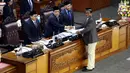 Ketua Pansus Hak Angket KPK Agun Gunandjar bersalaman dengan pimpinan Sidang Rapat Paripurna Fahri Hamza saat menyerahkan hasil laporan Pansus di Gedung Nusantara II Kompleks Parlemen, Senayan, Jakarta, Selasa (26/9). (Liputan6.com/JohanTallo)