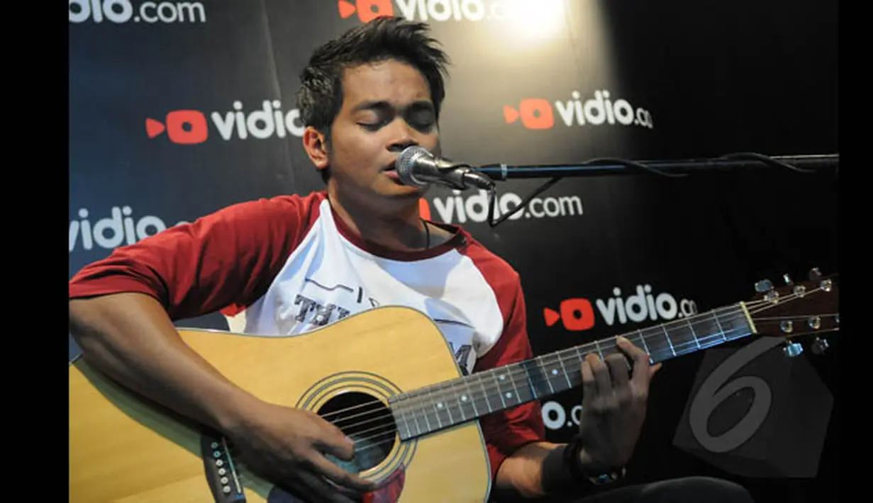 Gaya juara dua Music Video Contest, Dibya Dika saat tampil di kantor Vidio.com, SCTV Tower, Jakarta, Rabu (28/1/2015). (Liputan6.com/Herman Zakharia)