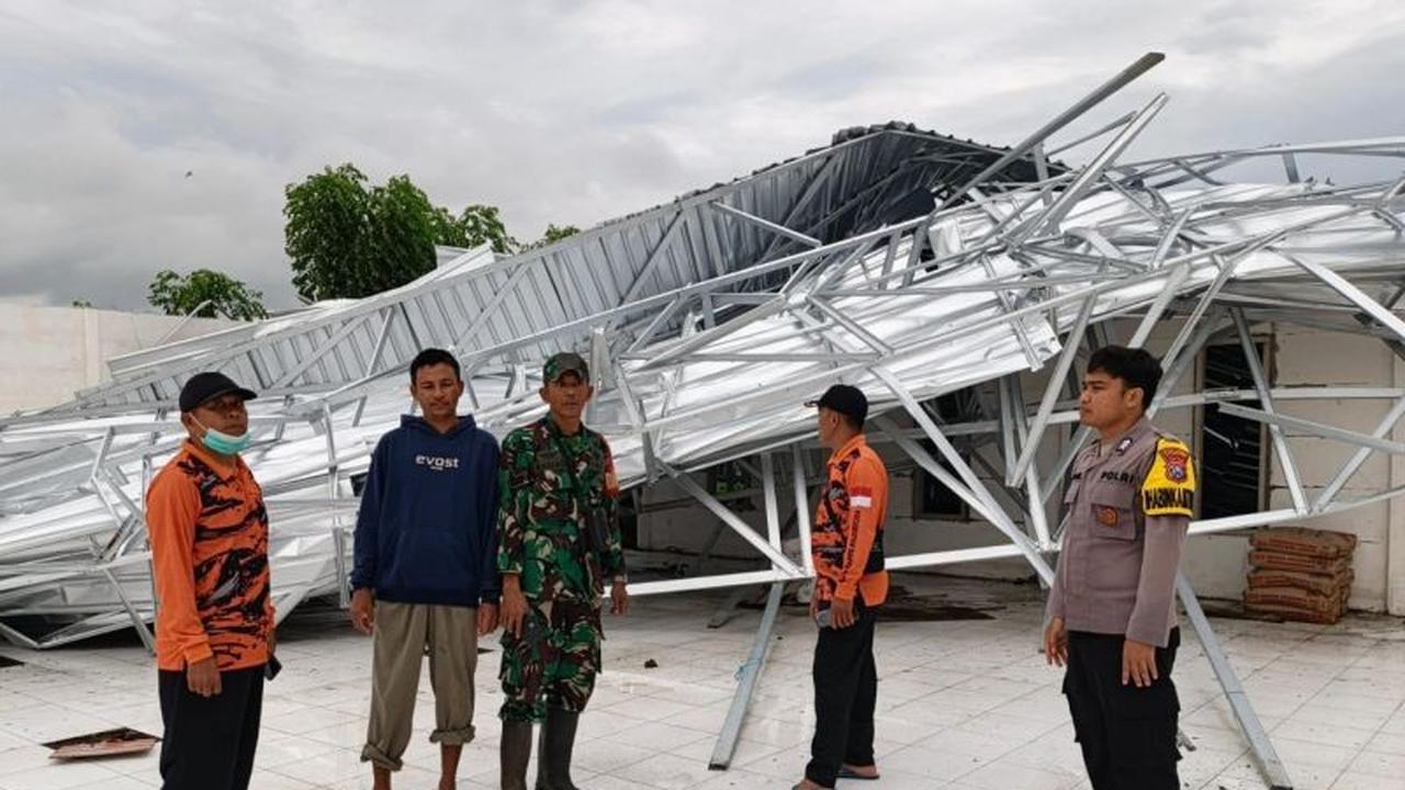 Puting Beliung Situbondo Porak-porandakan Belasan Rumah dan Dapur Umum SPPG