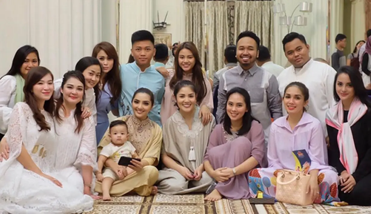 "Tapi memang tepat hari ini tahun lalu aku merasa punya hutang,'mah ulang tahunnya mau dirayain nggak?','nggak usah deh, tahun depan aja, tahun depan kita bikin acara ya pengajian ya harus undang semua keluarga', iya iya,"lanjutnya.(Instagram/ashanty_ash)