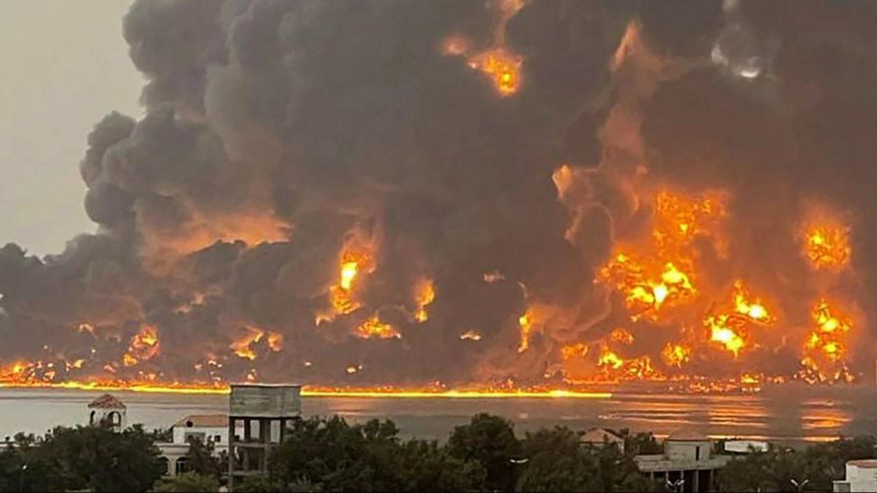 Israel Defense Forces (IDF) menyerang sasaran militer di Pelabuhan Hodeidah sebagai tanggapan atas serangan yang dilakukan terhadap Israel. Foto: ANSARULLAH MEDIA CENTRE / AFP<br>